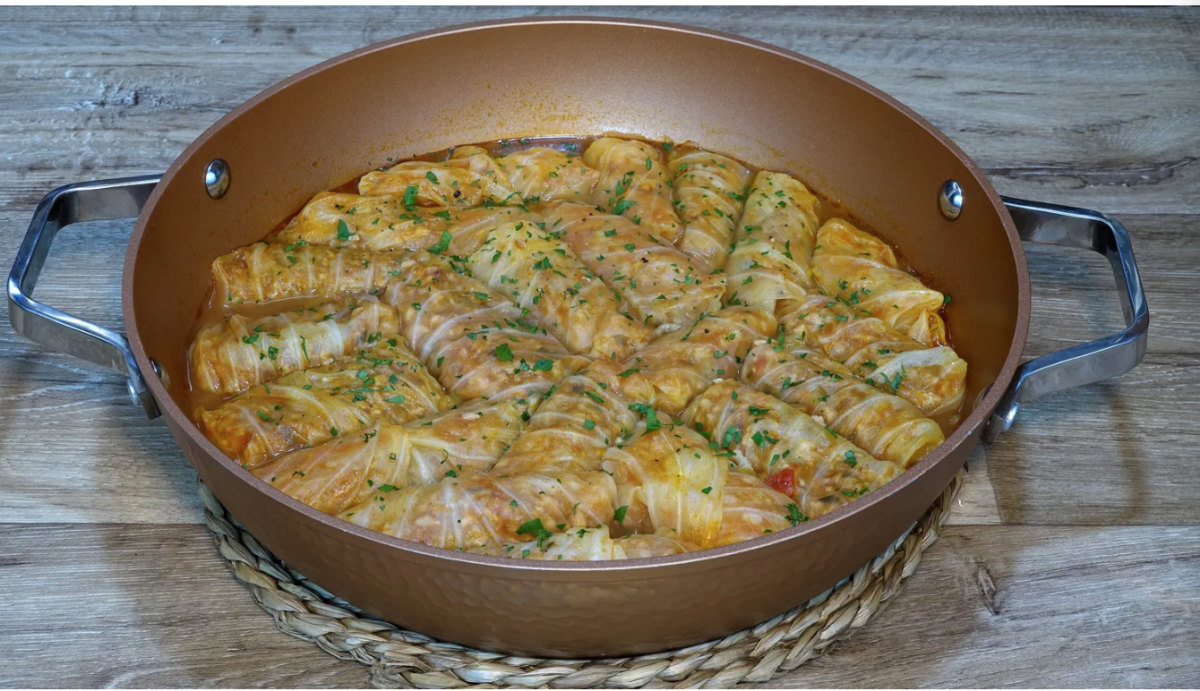 Rollos de col rellenos de carne con quinoa, garbanzos y cúrcuma